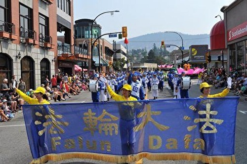 Image for article Canada, Columbia Britannica: Un mare di giallo alla Festa della Pesca di Penticton