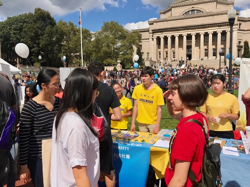 Image for article ​Gli studenti della Columbia University vengano a conoscenza della Falun Dafa alla Fiera delle attività studentesche