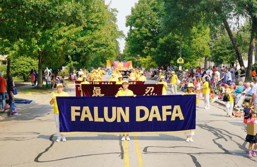 Image for article Chicago, Naperville: Il carro del Falun Gong vince la finale per la sfilata del Labor Day 