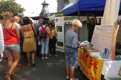 Image for article Francia occidentale: Aumentare la consapevolezza dei visitatori sulla pratica della Falun Dafa e sulla persecuzione subita dai suoi praticanti