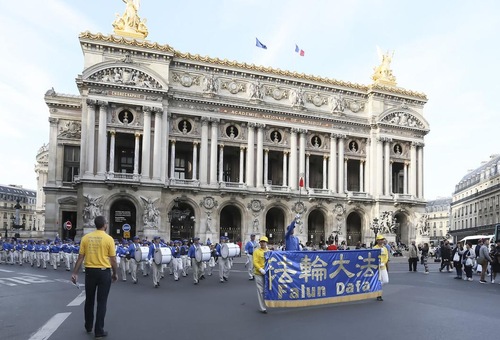 Image for article ​Parigi: Oltre 1.300 praticanti del Falun Gong sfilano per le strade della città