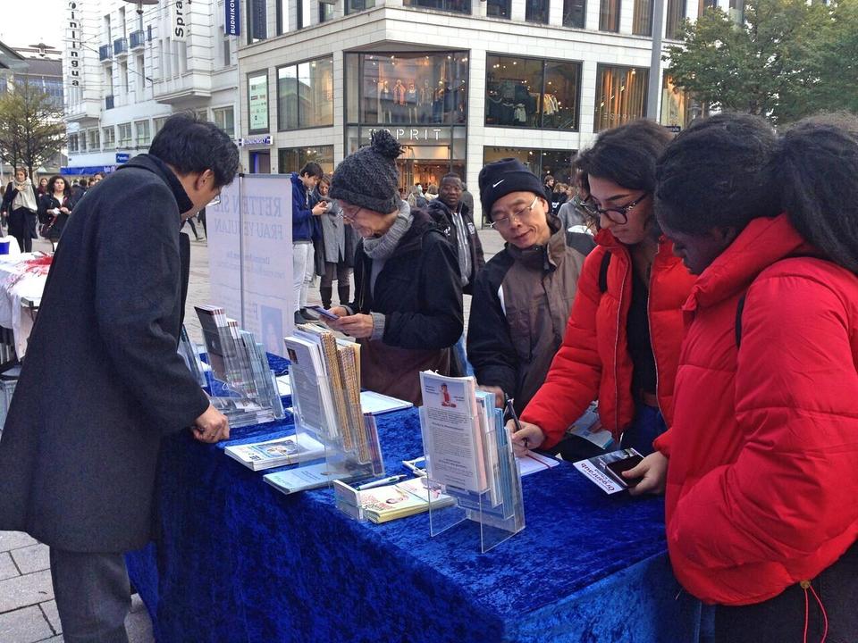 Image for article ​Amburgo, Germania: I residenti della città mostrano gratitudine verso la Falun Dafa