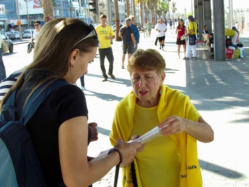 Image for article Introdurre la Falun Dafa ai passanti, sul lungomare di Tel Aviv
