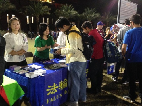 Image for article ​Arizona: La Falun Dafa al College Campus e alla Street Parade