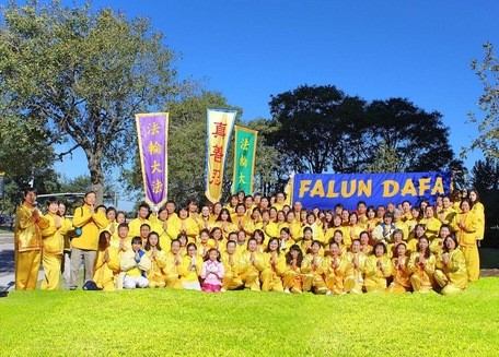 Image for article ​Houston, Texas: Il gruppo locale del Falun Gong si unisce alla Parata H-E-B del Giorno del Ringraziamento