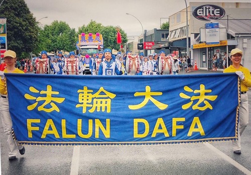 Image for article ​Svezia e Nuova Zelanda: Aumentare la consapevolezza pubblica sulla Falun Dafa durante le festività natalizie