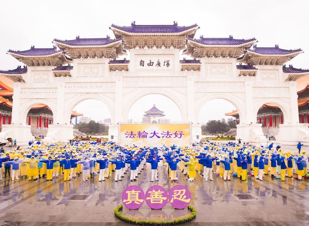 Image for article ​Taipei, Taiwan: 1.000 praticanti si raduno per eseguire gli esercizi della Falun Dafa e festeggiare il Capodanno cinese