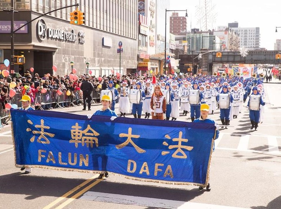 Image for article ​Flushing, New York: Il Falun Gong si distingue alla parata del Capodanno cinese