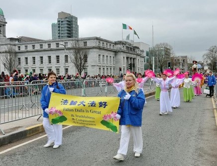 Image for article ​Irlanda: La Falun Dafa alla parata per il National Day nella seconda città più grande del Paese
