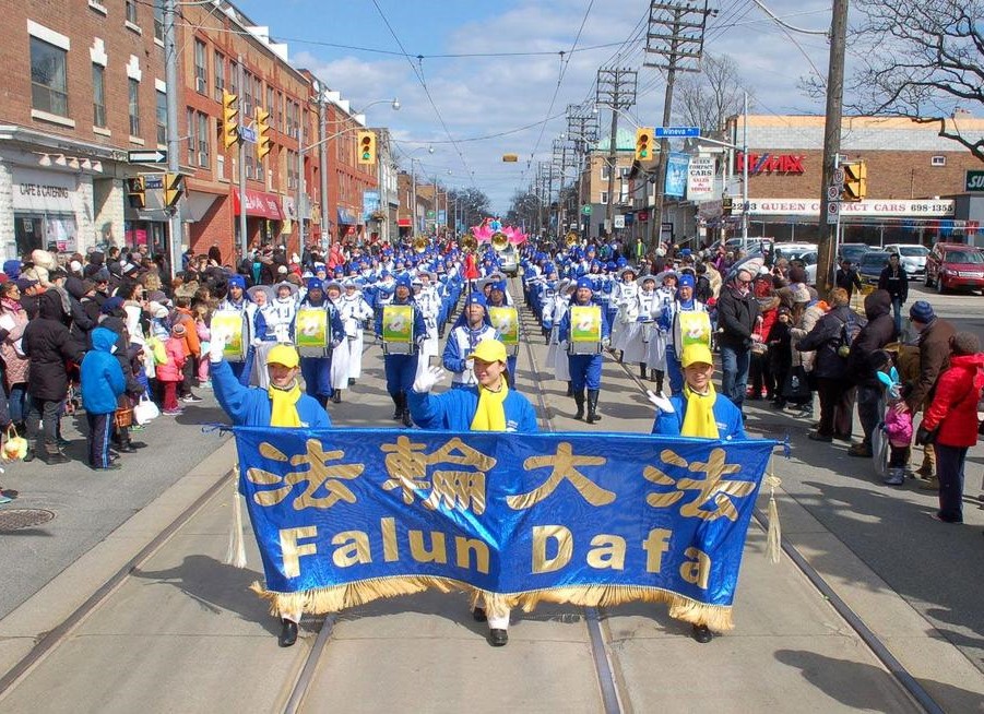 Image for article ​Toronto: Il gruppo della Falun Dafa accolto calorosamente nelle parate di Pasqua