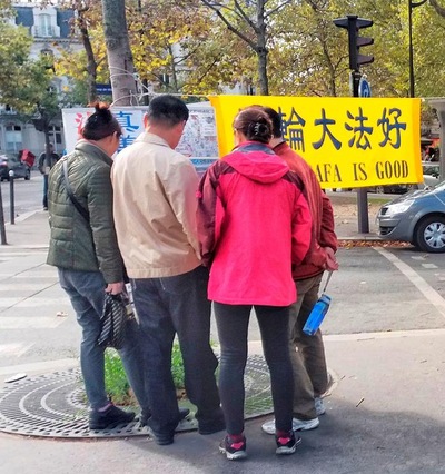 Image for article ​Parigi, Francia: Oltre trenta turisti cinesi lasciano le organizzazioni del Partito Comunista