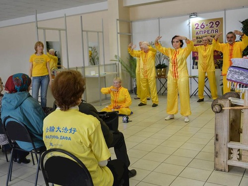 Image for article ​San Pietroburgo, Russia: Conoscere il Falun Gong alla 