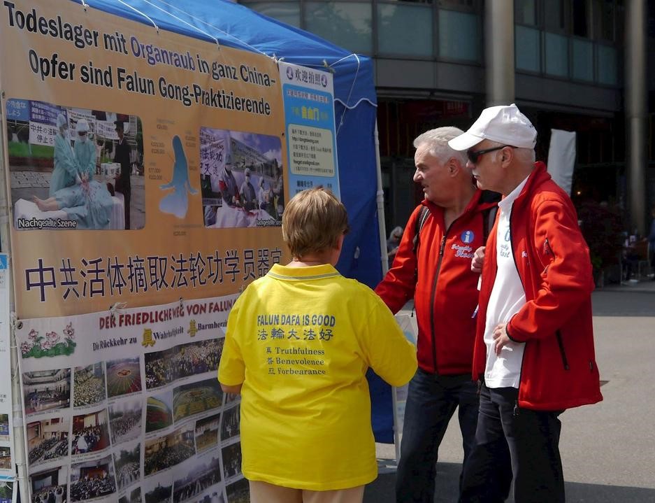 Image for article ​Svizzera, Lucerna: Il Falun Gong supportato dai cittadini nella raccolta firme