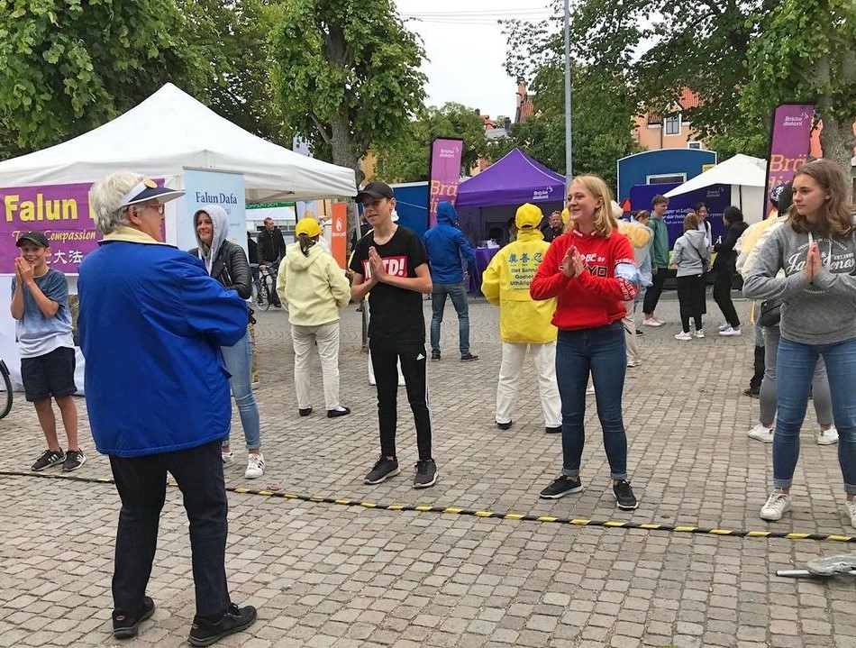 Image for article ​Svezia: I visitatori incontrano il Falun Gong alla ‘Settimana della Politica’