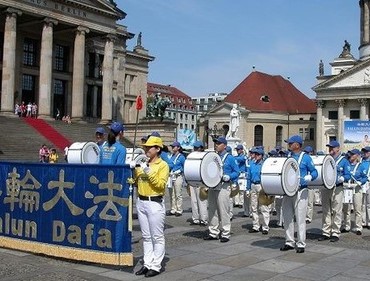 Image for article ​Europa: Commemorazione per il diciannovesimo anniversario della resistenza pacifica del Falun Gong