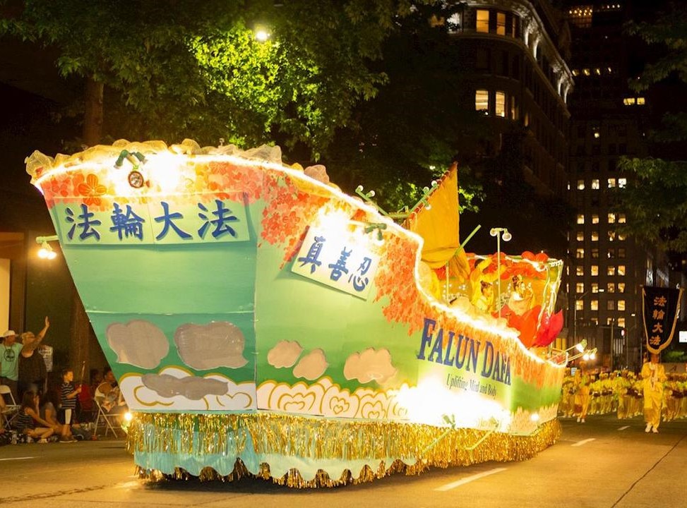 Image for article ​Seattle, USA: Il Falun Gong eccelle alla Seafair Torchlight Parade