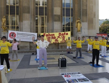 Image for article ​Domeniche estive a Parigi per far conoscere ai visitatori il Falun Gong