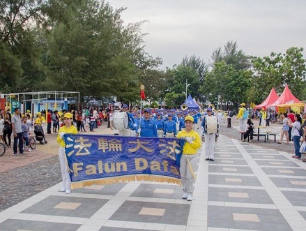 Image for article ​Indonesia: I praticanti del Falun Gong sfilano a Batam in occasione del Giorno dell'Indipendenza