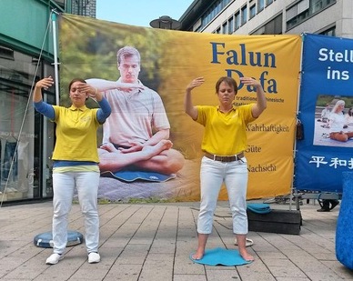 Image for article ​Amburgo, Germania: Il sostegno del pubblico al Falun Gong durante la Giornata informativa