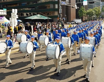 Image for article ​Corea del Sud: Duemila praticanti del Falun Gong sfilano per le vie di Seoul