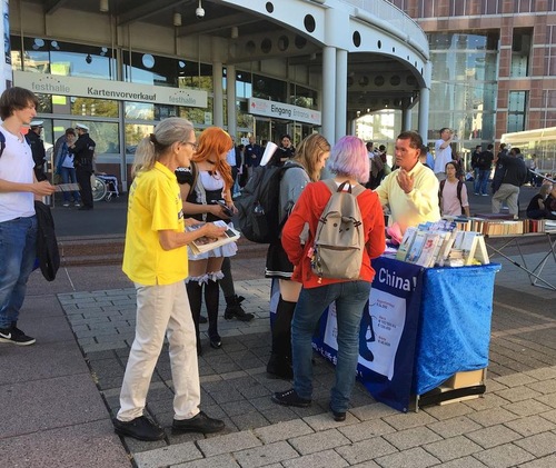 Image for article ​Alla fiera del libro di Francoforte i visitatori conoscono il Falun Gong
