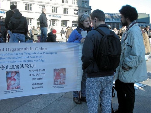Image for article ​Germania: sensibilizzazione sulla persecuzione del Falun Gong di fronte alla cattedrale di Colonia