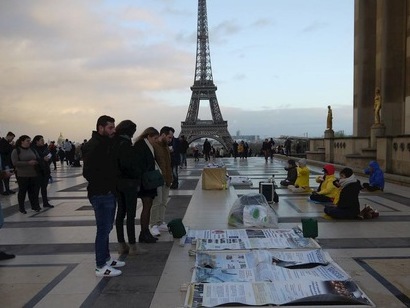 Image for article Parigi: Raccontare la persecuzione del Falun Gong in Cina nella Giornata Internazionale dei diritti umani