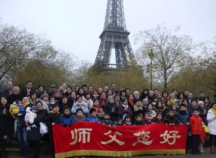 Image for article Francia, Parigi: I praticanti della Falun Dafa ringraziano il Maestro e Gli augurano un felice Anno Nuovo