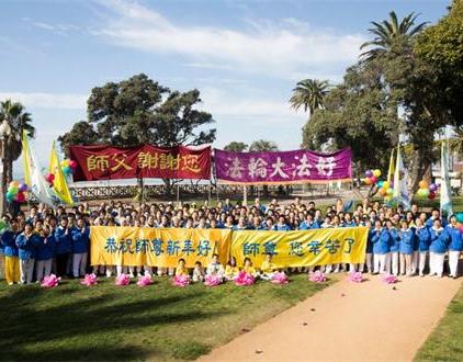 Image for article Los Angeles: I praticanti della Falun Dafa esprimono la loro gratitudine e augurano al venerabile Maestro un Felice Anno Nuovo