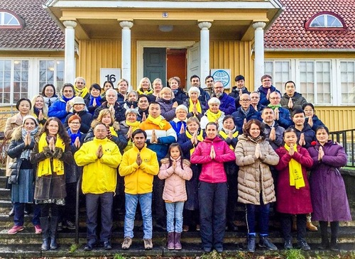Image for article Praticanti svedesi della Falun Dafa migliorano come corpo unico