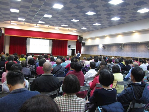Image for article I praticanti nel nord di Taiwan discutono sui metodi per presentare la Falun Dafa ai turisti cinesi