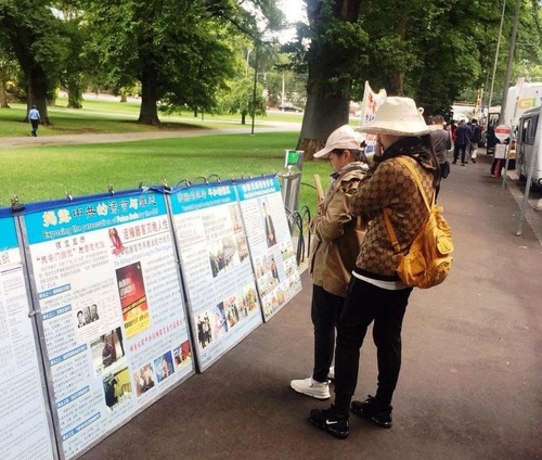 Image for article Australia: I turisti cinesi vengono informati sulla persecuzione del Falun Gong da parte del Partito Comunista