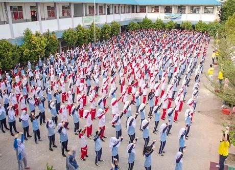 Image for article Indonesia: Cinquecento studenti e insegnanti della scuola secondaria imparano gli esercizi del Falun Gong