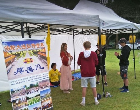 Image for article Praticanti del Falun Gong accolti favorevolmente al Kumeu Show in Nuova Zelanda