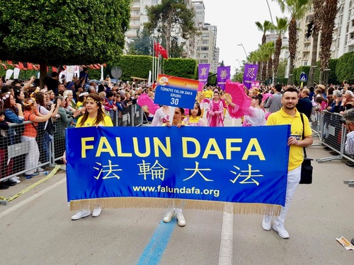 Image for article Turchia: La Falun Dafa attira grande interesse durante l'Adana International Orange Blossom Festival