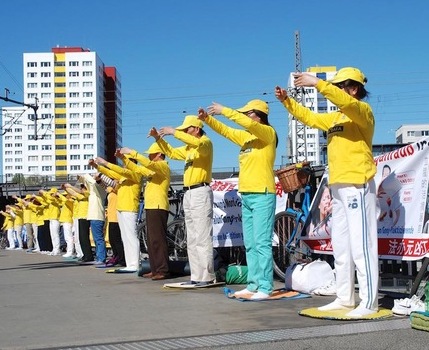 Image for article Germania: Manifestazioni pacifiche davanti ai consolati cinesi in cinque città contro la persecuzione e per commemorare l'appello del 25 aprile