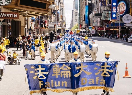 Image for article ​New York: Una sfilata di quasi 10.000 praticanti della Falun Dafa stupisce Manhattan