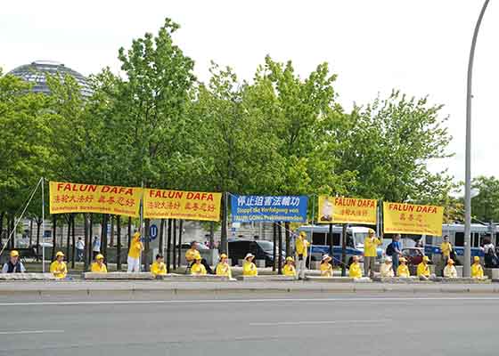 Image for article Germania: I praticanti del Falun Gong protestano contro la persecuzione durante la visita del vicepresidente cinese