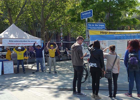 Image for article Friburgo, Germania: Le attività d’informazione sul Falun Gong ricevono sostegno contro la persecuzione