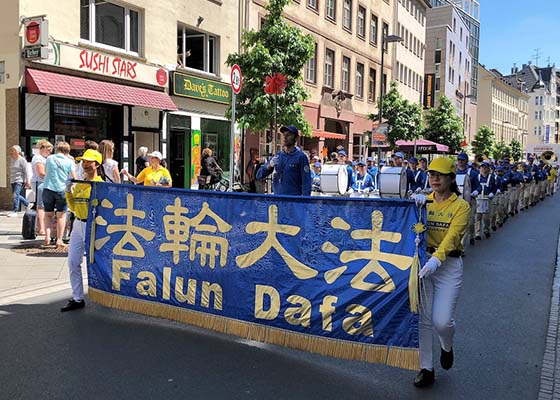 Image for article Germania: Sfilata e altre attività a Francoforte rilanciano la consapevolezza sulla Falun Dafa