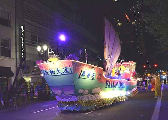 Image for article Portland, Oregon:La barca della Falun Dafa ha vinto il primo posto nella Starlight Parade