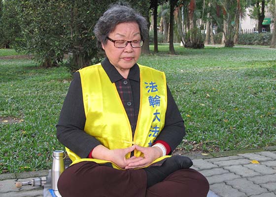 Image for article Dopo aver iniziato a praticare la Falun Dafa una 85enne vive felice