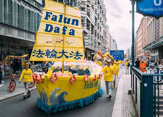 Image for article Berlino: I cinesi conoscono la verità sul Falun Gong alla Parata