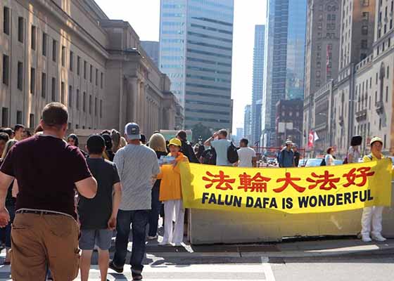 Image for article Toronto, Canada: I praticanti del Falun Gong sensibilizzano sulla persecuzione in Cina