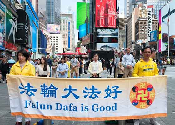 Image for article ​New York: La dimostrazione del Falun Gong aggiunge vivacità a Times Square