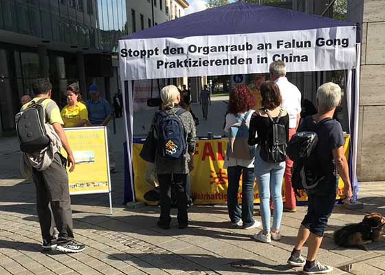 Image for article Germania: lo stand della Falun Dafa aumenta la consapevolezza dei passanti sulla meditazione e sulla persecuzione in Cina