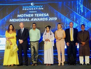 Image for article India: DAFOH riceve il premio Mother Teresa Memorial Award per aver denunciato i crimini di prelievo forzato di organi in Cina