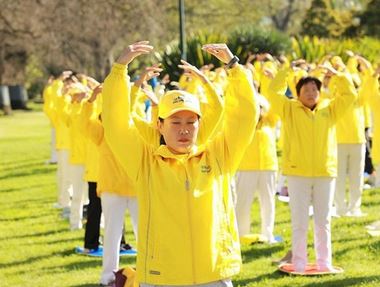 Image for article Australia: Tutta la famiglia entusiasta di praticare il Falun Gong