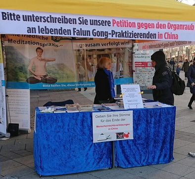 Image for article Germania: molti firmano la petizione contro la persecuzione del regime cinese in occasione della Giornata dei diritti umani