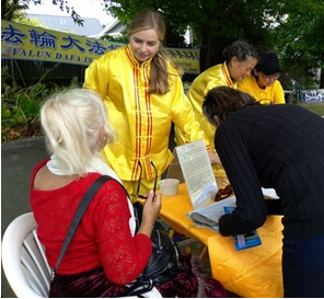 Image for article Nuova Zelanda: Promozione della Falun Dafa ad un evento culturale a Christchurch